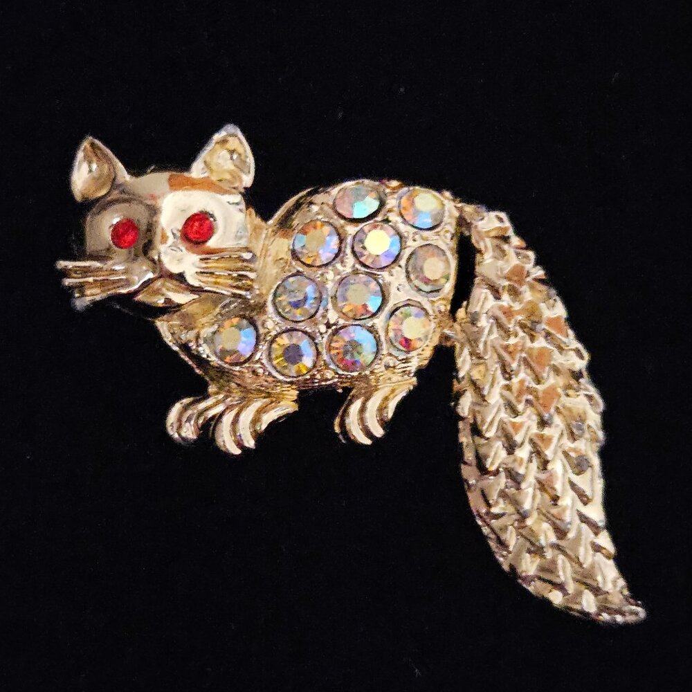 Vtg Gold Tone Cat Brooch Crouching Kitty Red Eyes Rhinestone Body Hanging Tail